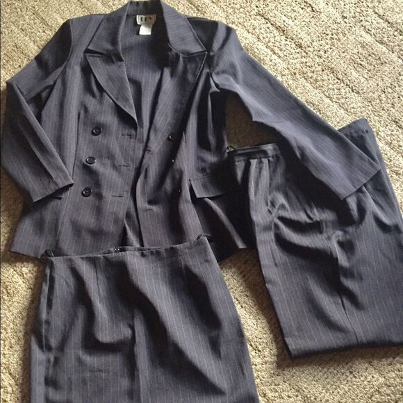 Great light weight 3 piece suit by DBY in size 11 - Picture 1 of 5